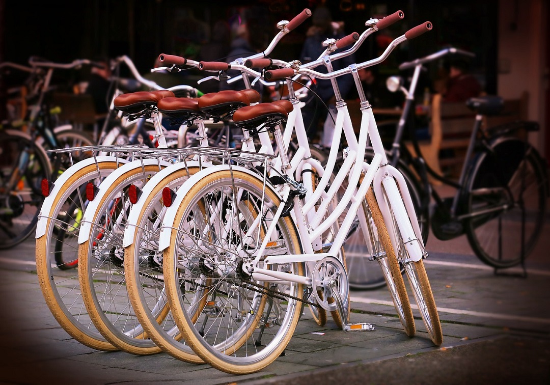 hotels that offer free bike rentals