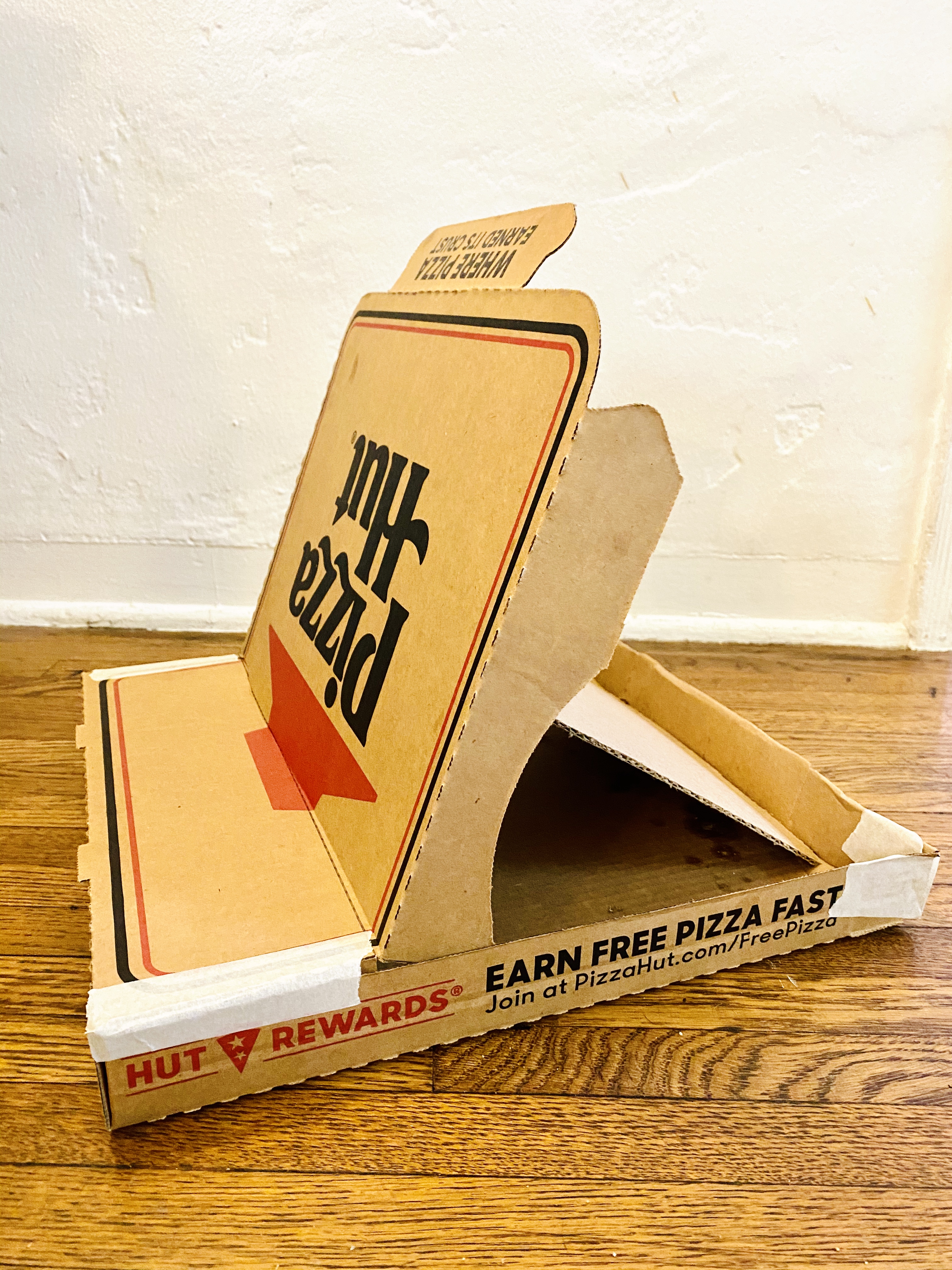 DIY Pizza Box Easel